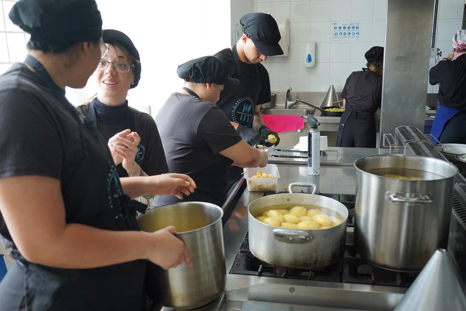 Alumnado de FOAP trabajando en cocina