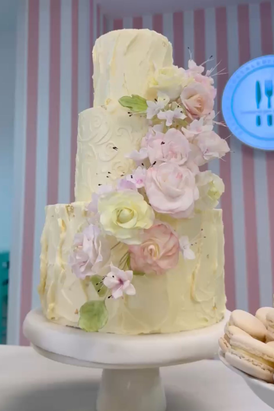 Tarta con flores de azúcar